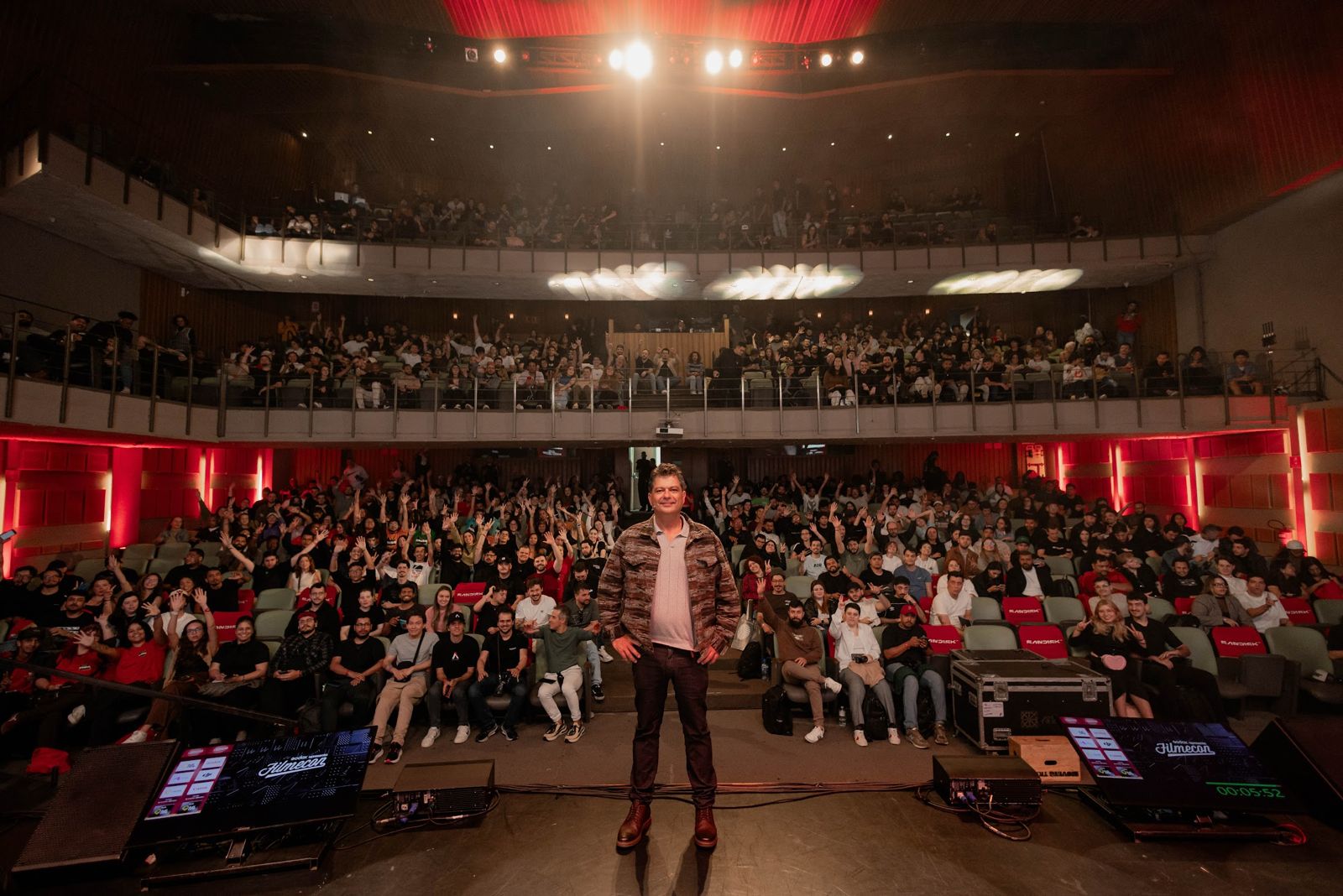 Palco do Teatro Gamaro com auditório lotado — Filmecon